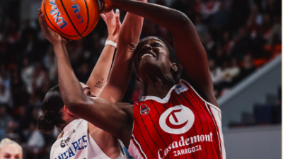 Nadia Fingall peleando uno de los balones ante una jugadora de Spar Girona. Foto: X @CasademontBZ