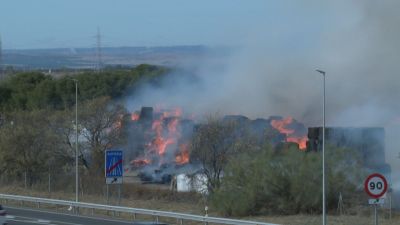 El incendio ha provocado una gran humareda, visible desde muchos puntos de Zaragoza. / Santiago Mallor