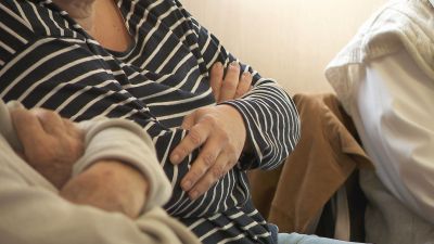 Los estudios coinciden en que el perfil del cuidador familiar es el de una mujer de entre 31 y 60 años. / Aragón TV