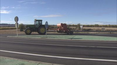 Durante la visita, López ha anunciado la renovación del firme en la A-1209 entre la A-23 y Gurrea de Gállego. / Aragón TV
