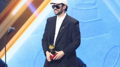 El cantante puertorriqueño Bad Bunny celebra el Latin Grammy a Mejor álbum de música urbana este jueves, en Las Vegas (Estados Unidos). / EFE. Octavio Guzmán
