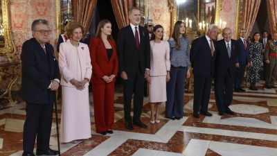 El padre de la Constitución Miguel Herrero de Miñón, la reina Sofía, la princesa leonor, el rey Felipe, la reina Letizia, la infanta Sofía, el ex presidente del gobierno Felipe González, y el padre de la Constitución Miquel Roca, durante el acto de conmemoración del 50 aniversario de restauración de la monarquía, este viernes en el palacio Real en Madrid. / EFE. JJ Guillén