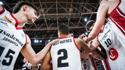El equipo hace piña durante el partido ante Bakken Bears