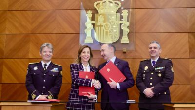 Imagen de la firma del documento de adhesión este lunes. / Ayuntamiento de Zaragoza