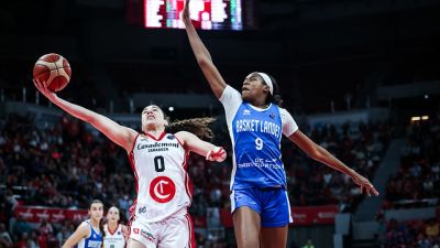 Carla Leite entra a canasta en el partido ante Landes
