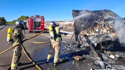 En las labores de extinción han participado bomberos de Diputación de Zaragoza del parque de Caspe. / DPZ