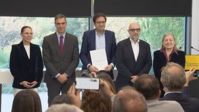 De izda. a dcha., la secretaria general de UGT Servicios Públicos, Isabel Araque, el presidente del Gobierno, Pedro Sánchez, el ministro de la Función Pública, Óscar López, y el presidente del CSIF, Miguel Borra. (Eduardo Parra / Europa Press)
