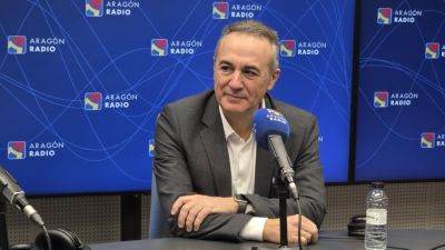 Luis Fabra, director de la cátedra del Mercado Inmobiliario de la Universidad de Zaragoza este viernes en los estudios de Aragón Radio. / Aragón TV