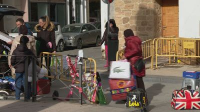 Los vecinos de los bloques desalojados en Huesca llenan bolsas y males con lo imprescindible./ Aragón TV