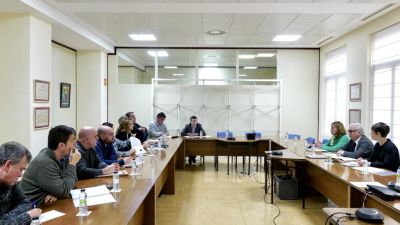 El consejero de Agricultura, Ganadería y Alimentación, Javier Rincón, se ha reunido este lunes con representantes del sector en Aragón. / Gobierno de Aragón. Fabián Simón