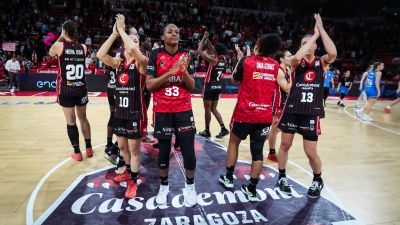 Casademont Zaragoza celebrando con la grada la última victoria ante Movistar Estudiantes. Foto: Casademont Zaragoza