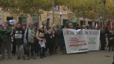 Este martes se han concentrado frente al Edificio Pignatelli, sede del Gobierno de Aragón, en Zaragoza. / Aragón TV