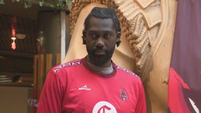 Khalifa Koumadje durante su presentación