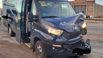 El microbús de transporte escolar chocó contra el turismo que le precedía. / Guardia Civil