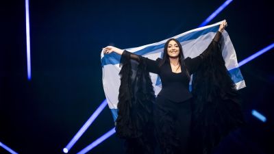 magen de archivo de la representante de Israel en Eurovisión 2025, Yuval Raphael, con la bandera de su país. | EFE