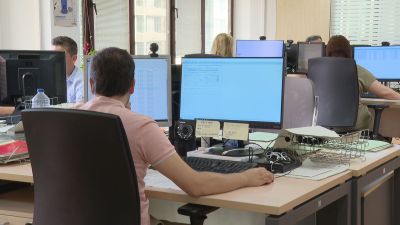 El Gobierno aragonés abonará en la nómina de diciembre el incremento salarial del 2,5 % a los empleados públicos correspondiente a 2025. / Aragón TV