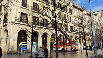 Los bomberos siguen revisando este domingo las guirnaldas del paseo de la Independencia de Zaragoza. | Europa Press