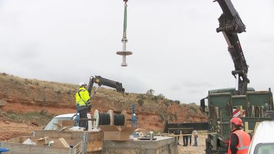 El Instituto Aragonés del Agua ha construido un pozo de 60 metros de profundidad y ha colocado dos tuberías, una provisional y otra definitiva, que siguen el cauce durante 2.250 metros. / ARAGÓN TV