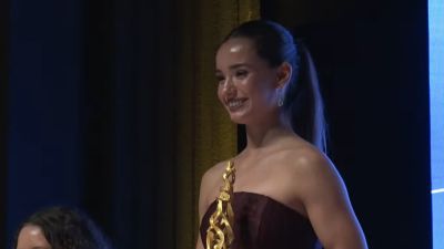 Inés Bergua posa con el trofeo de oro.