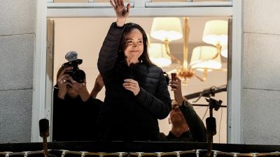 María Corina Machado, premio Nobel de la Paz, saluda desde el balcón del Grand Hotel de Oslo a sus seguidores. / EFE