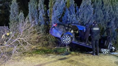 Así quedó el vehículo que se entró en un huerto de la ciudad de Huesca tras salirse de la vía y chocar contra un muro. | Bomberos de Huesca