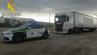 El vehículo ha quedado inmovilizado en el área de servicio. / Guardia Civil