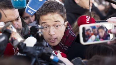 Errejón, rodeado de micrófonos y cámaras en una de sus llegadas al juzgado de plaza de Castilla en Madrid. / Archivo EFE