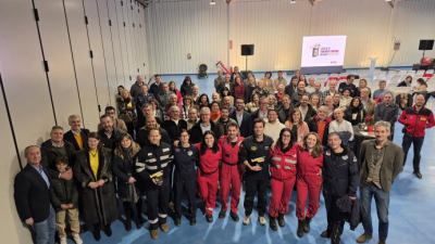 Foto de familia del 25 aniversario del servicio de transporte sanitario mediante helicóptero en Aragón./ 112 Aragón
