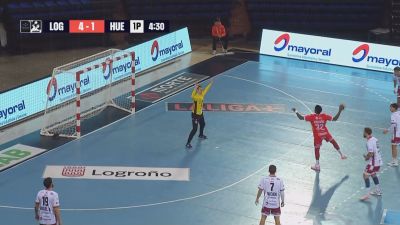Tchitombi disparando durante el partido.