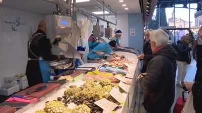 El Mercado Central de Zaragoza ha tenido mucho movimiento de personas desde su apertura. / Aragón Tv