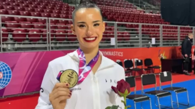 Inés Bergua posa con uno de los oros conquistados en la Copa del Mundo de Sofía