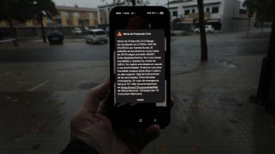 La Agencia Estatal de Meteorología ha elevado a rojo el aviso por lluvia en el litoral sur de la provincia de Valencia y la Generalitat Valenciana ha emitido un mensaje Es_Alert a la población de esa zona, en la imagen la localidad de l'Alcúdia (Valencia). / EFE/ Kai Forsterling