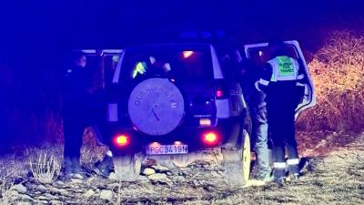 La Guardia Civil localizó un turismo atascado en el barranco de Los Judíos, en Sarrión. / Guardia Civil
