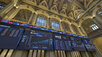 Vista del panel del Ibex 35, el principal indicador del parqué madrileño de la bolsa este miércoles. / EFE
