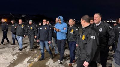 Nicolás Maduro, escoltado por  escoltado por agentes de la Administración para el Control de Drogas (DEA) a su llegada a Nueva York. | EFE