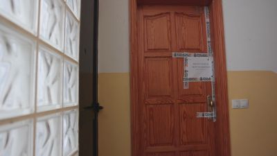 Puerta del domicilio donde fueron hallados los cadáveres / EFE