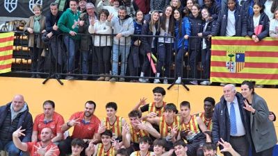 La selección aragonesa cadete posa para una foto tras ganar el bronce nacional