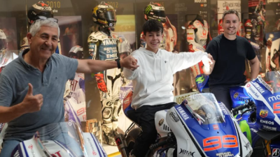 Chicho Lorenzo, Víctor Cubeles y Jorge Lorenzo posan sobre las motos del expiloto