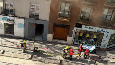 Bomberos trabajando en el lugar del suceso. / Ronald Renauro