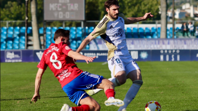 Toni Ramón y Eugeni Valderrama pelean por un balón. Foto: SD Tarazona