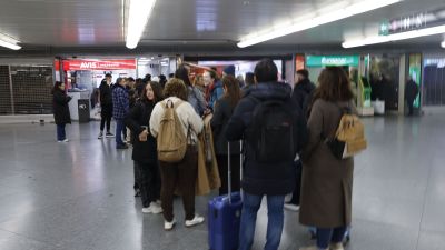 Pasajeros haciendo cola para alquilar un vehículo en la estación Puerta de Atocha, en Madrid. / EFE