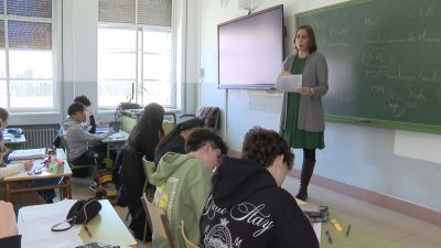 Una profesora imparte clase en Secundaria. / Aragón TV