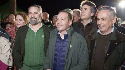 El presidente de VOX, Santiago Abascal; el candidato de VOX a la Presidencia de la Junta de Extremadura, Óscar Fernández Calle y el número 1 en la provincia de Badajoz y senador de VOX, Ángel Pelayo Gordillo, participan en un acto electoral en el parque de las Siete Sillas, a 16 de diciembre de 2025, en Mérida, Badajoz, Extremadura (España)./ Javier Cintas / Europa Press
