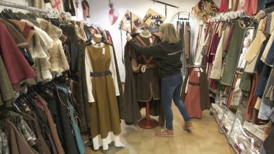 Una de las tiendas especializadas en trajes medievales de Teruel. / Aragón TV