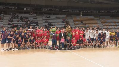 Los equipos oscenses, en el evento solidario "Jugando contra el cáncer"