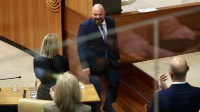 El diputado del PP Manuel Naharro Gata, saluda a María Guardiola tras tomar posesión como diputado en la Asamblea./ Jorge Armestar/ Europa Press