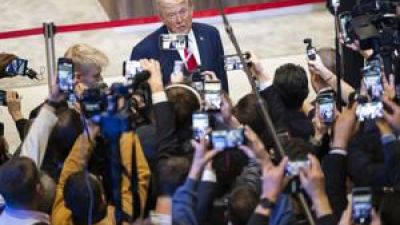 Donald Trump atiende a los medios de comunicación en Davos (Suiza). / EFE/EPA/LAURENT GILLIERON / POOL