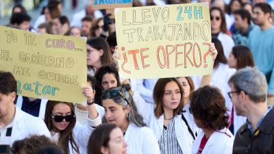 Decenas de médicos durante una concentración convocada por contra el Estatuto Marco. / Europa Press. Juanma Serrano