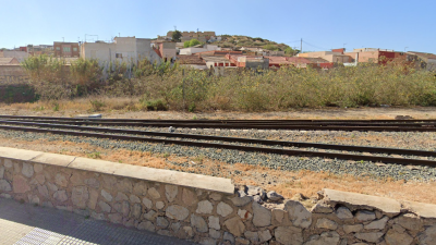 Vías del tren de vía estrecha a su paso por Cartagena. / Google Maps