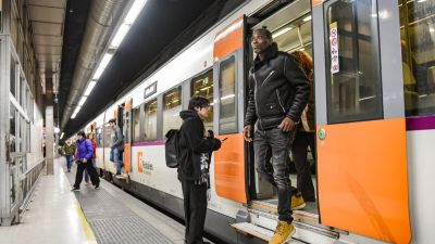 Usuarios de Rodalies subiendo y bajando de un tren en la estación de Sants de Barcelona este viernes. / Europa Press. Alberto Paredes